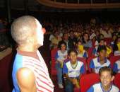 Teatro transforma aula de trânsito em brincadeira educativa