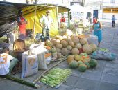 Feira já se tornou tradição na Praça da Faculdade