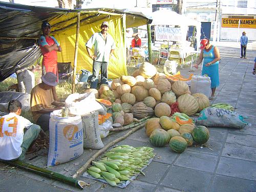 Feira já se tornou tradição na Praça da Faculdade