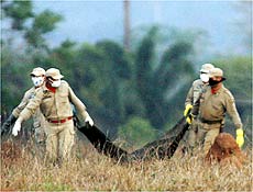 Militares resgatam corpos em área onde caiu o Boeing da Gol, em Mato Grosso