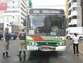 Ônibus da empresa Veleiro se chocou com carro de passeio na Avenida Mário de Gusmão