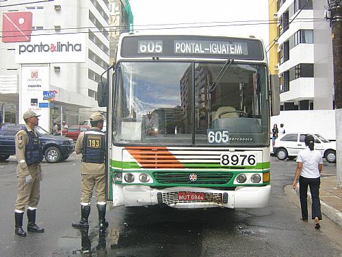 Ônibus da empresa Veleiro se chocou com carro de passeio na Avenida Mário de Gusmão