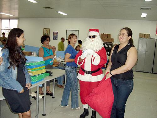 Servidor vestido de Papai Noel percorreu salas na Secretaria de Administração