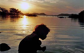 Criança na beira do rio São Francisco