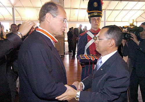 Senador foi agraciado com medalha hoje pela manhã