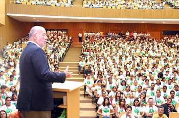 Jovens de escolas públicas recebem reconhecimento de governador