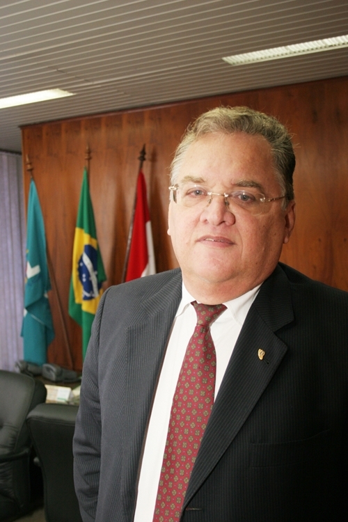 Isnaldo Bulhões assina convênio em Brasília