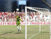 Goleiro do Igaci "aceita" chute de Pires, que assinala 2° gol do CRB