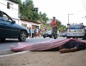 Corpo chamou a atenção de moradores e pessoas que passaram pelo local