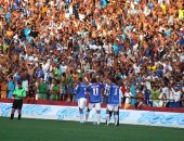 Jogadores do CSA e torcida comemoram juntos o gol