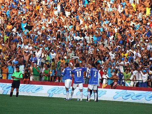 Jogadores do CSA e torcida comemoram juntos o gol