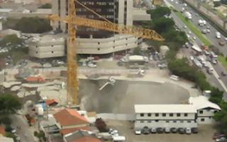 Bombeiros seguem trabalhando na cratera que surgiu na Marginal Rio Pinheiros