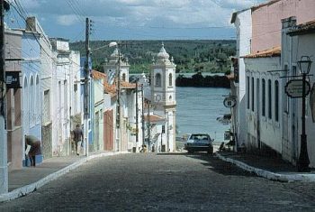 Rio transbordou e inundou ruas e casas