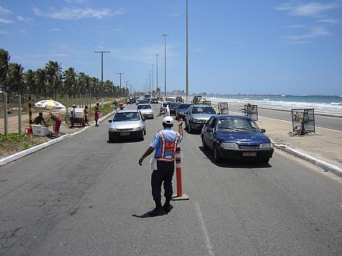 Agentes do BPTran orientam o trânsito na região