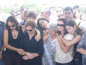 Familiares de Zé Ailton acompanham sepultamento