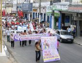 Mulheres se unem em caminhada no Centro de Maceió