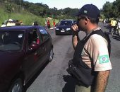 Policiais rodoviários federais tentam normalizar o trânsito na BR 316, após acidente