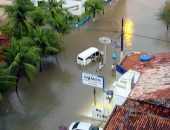 Passageiros desocupam Kombi que ficou no meio da água