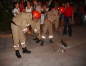 Bom trabalho: Bombeiros limpam área com destroços dos veículos