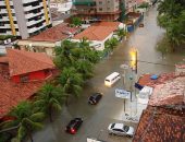 Alagamento da Durval Guimarães dificultou o trânsito próximo a Praça do Skate