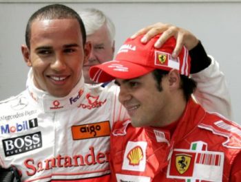 O piloto brasileiro, Felipe Massa, da Ferrari, é cumprimentado por Lewis Hamilton, da McLaren, após conquistar a pole position no GP da França