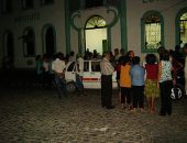 Taxistas protestam em frente ao IML