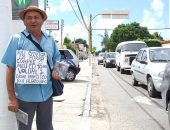 Dione Francisco ganha a vida vendendo seus Cds nos sinais de Maceió