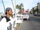 Com narizes de palhaço, médicos protestaram em frente ao prédio do governador