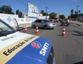 Cerca de 50 agentes da SMTT bloqueiam a Avenida Pilar, em protesto à agressão sofrida pelo agente de trânsito.