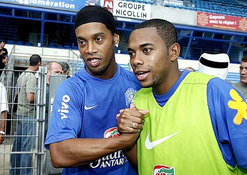 Ronaldinho Gaúcho e Robinho, com colete de titular, no treino da seleção