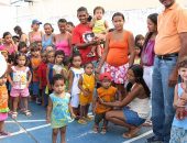 Crianças fazem fila para receber presentes