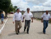 Prefeito Luciano Barbosa visita ruas pavimentadas