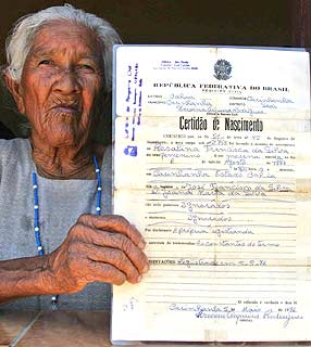 Rosalina mostra certidão de nascimento que comprova idade de 121 anos