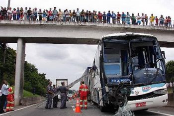 O ônibus bateu em um caminhão, que foi fechado por um carro.