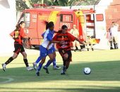 As meninas de Alagoas de (azul) lutaram muito, mas foram goleadas