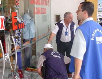 Equipes do Procon em trabalho de fiscalização no comércio de Arapiraca