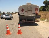 Carreta se choca com veículos de passeio e atrapalha trânsito