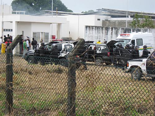 Efetivo do GAP e do BOPE momentos antes de entrar na unidade prisional