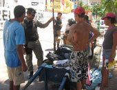 Policiais revistam moradores de rua por conta de denúncias