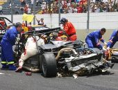 Carro do piloto ficou totalmente destruído com o impacto da batida