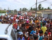 A criançada saiu a rua para acompanhar o Papai Noel