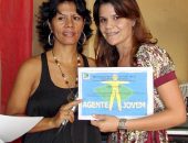 Madalena Monteiro entrega certificado a formanda