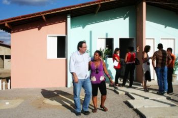 Prefeito Luciano Barbosa durante uma das visitas ao residencial