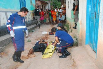 Vítima de tentativa de homicídio recebe primeiros atendimentos no local