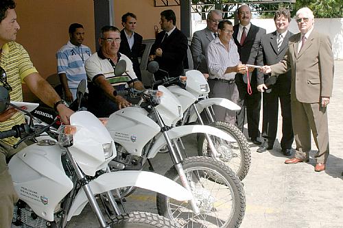 Presidente do TJ entrega documentos e chave de motocicleta a oficial de justiça