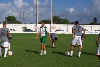 Ténico Rodrigo Albuquerque comanda treino do Coruripe