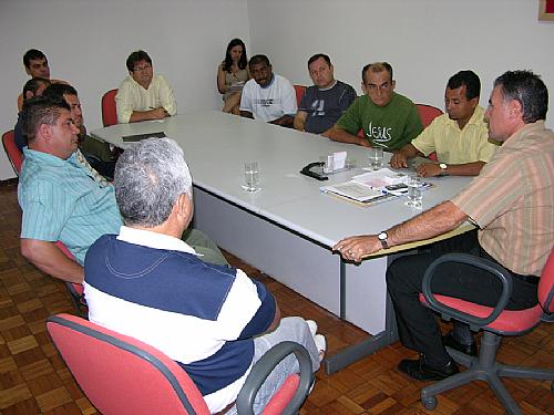 Almeida se reúne com taxistas