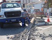 Poste é removido após ser destruído por carreta