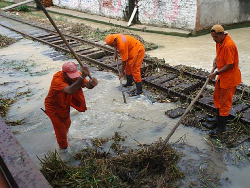 Pessoal da CBTU realiza trabalhos de limpeza