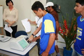 Jovens participam de palestra durante a caravana do TSE